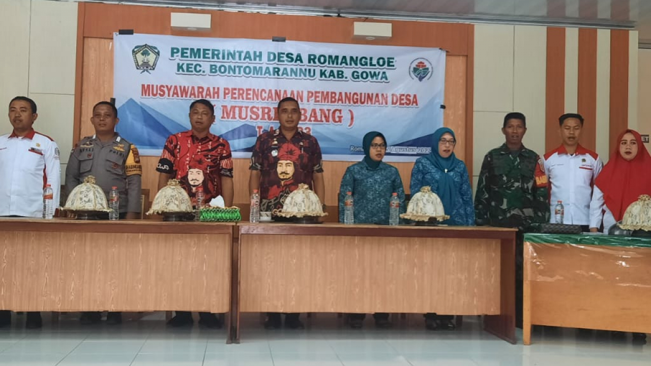Peningkatan Kapasitas Masyarakat Desa Romangloe Melalui Pelatihan Layanan Digital