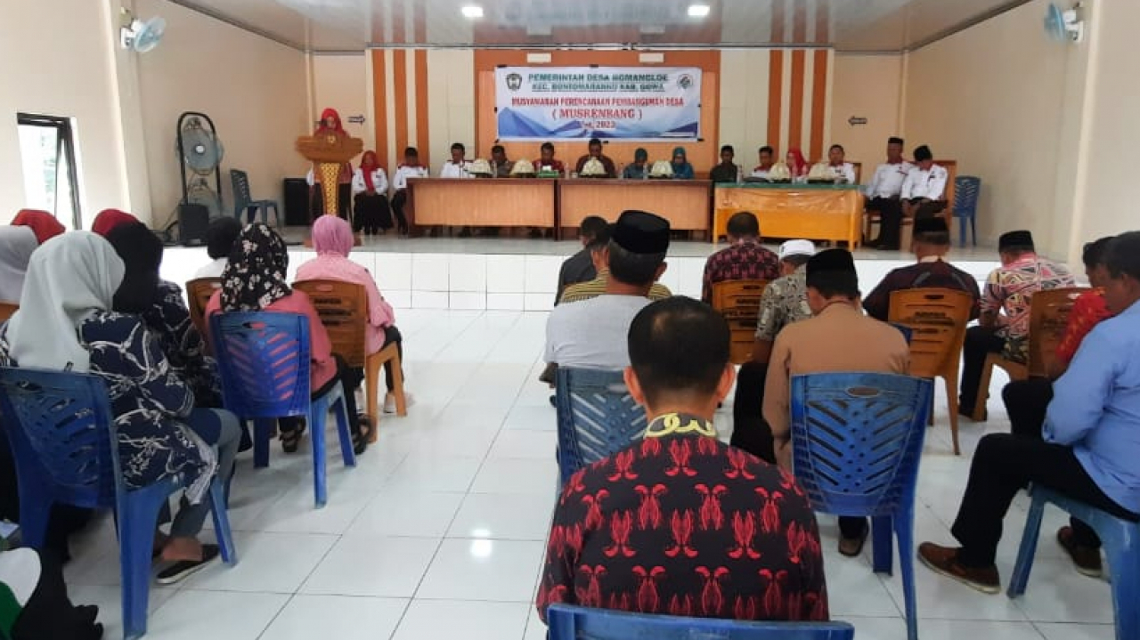 Peningkatan Kapasitas Aparatur Desa Romangloe Melalui Pelatihan Layanan Digital