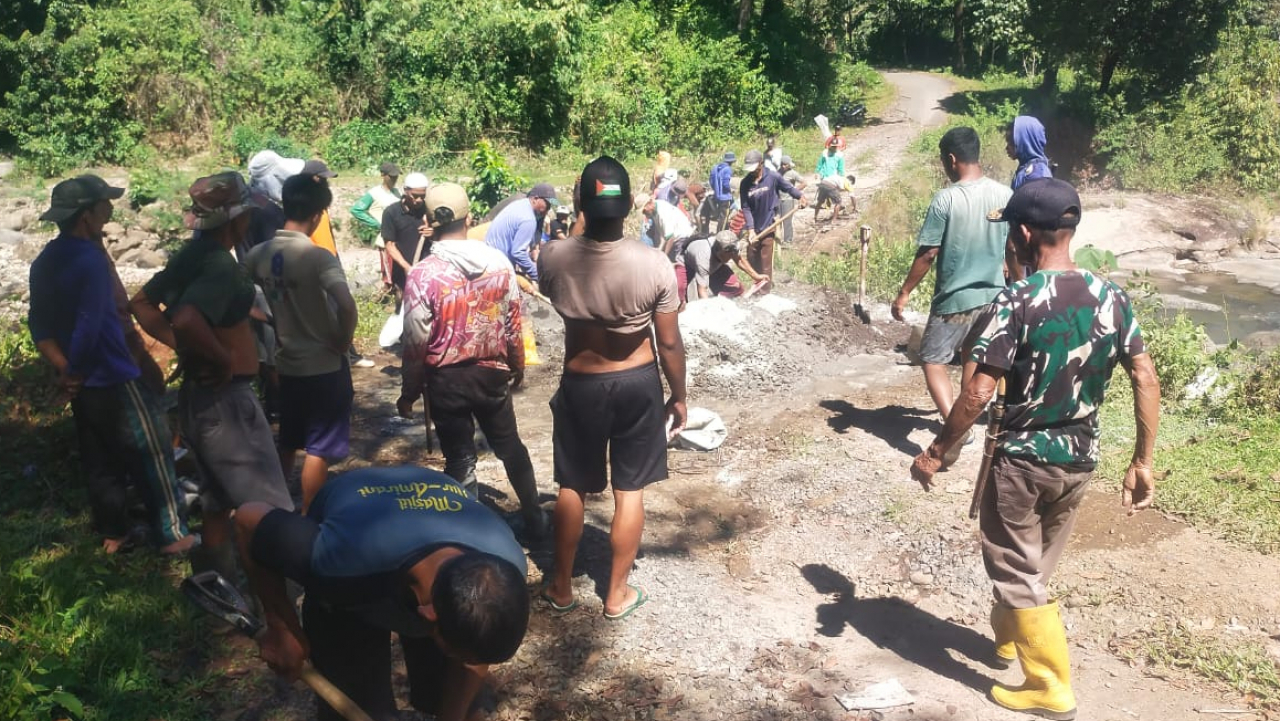 Pemerintah dan Masyarakat Bersatu Perbaiki Infrastruktur Jalan Desa Melalui Gotong Royong