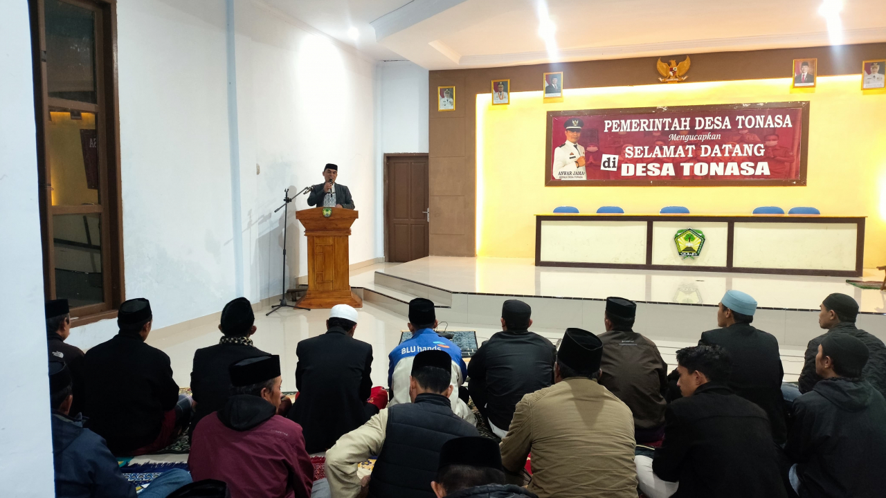 Rabu, 4 Maret 2026 - Pemerintah Desa Tonasa, Kecamatan Tombolopao, Kabupaten Gowa, menggelar acara buka puasa bersama yang bertempat di Ballak Rewako. Acara ini diawali dengan pengajian, dilanjutkan dengan pelaksanaan sholat Magrib, Isya, dan Tarawih secara berjamaah di Aula Baruga Karaeng Tombong.Kegiatan ini dihadiri oleh seluruh perangkat pemerintahan Desa Tonasa, Badan Permusyawaratan Desa (BPD), tokoh masyarakat yang terdiri dari pendidik, pemuda, para ketua RW dan RT, imam desa dan dusun, para pembina Taman Kanak-kanak (TK) dan Taman Pendidikan Al-Qur'an (TPA), kader, serta seluruh pemangku kepentingan terkait.Ceramah tarawih pada malam ke-16 Ramadhan diisi oleh Bapak Faisal Rahmat, S.S., M.H., yang menjabat sebagai Kepala Kantor Urusan Agama Kecamatan Tombolopao.Pemerintah Desa Tonasa menyampaikan ucapan terima kasih dan penghargaan atas kehadiran serta partisipasi seluruh pihak yang terlibat. Diharapkan, kegiatan ini membawa keberkahan dan rahmat dari Allah SWT, serta memberikan kesehatan dan umur panjang agar dapat dipertemukan kembali dalam kegiatan serupa di tahun-tahun mendatang.Penulis: ANWAR JAMA