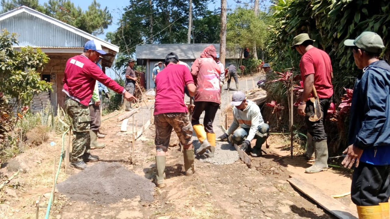Semangat Gotong Royong: Warga Swadaya Kerjakan Rabat Beton Penghubung Dusun Mangottong dan Balang Buki