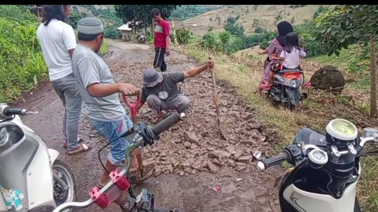 Gotong Royong Berutallasa: Timbun Jalan Lancarkan Ekonomi