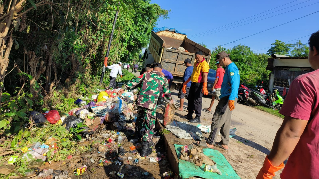 Gotong Royong Bersihkan Desa Pacellekang