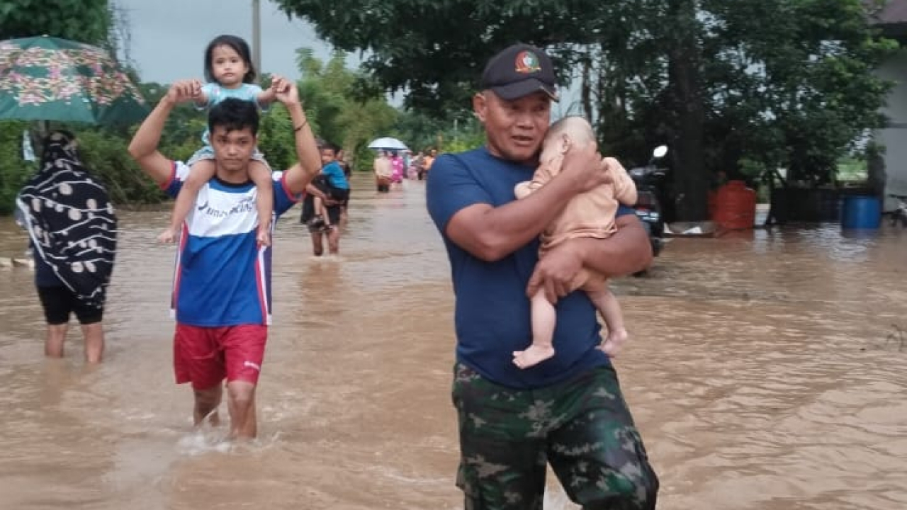 Gotong Royong Atasi Banjir di Perumahan Tri Putra Desa Pacellekang