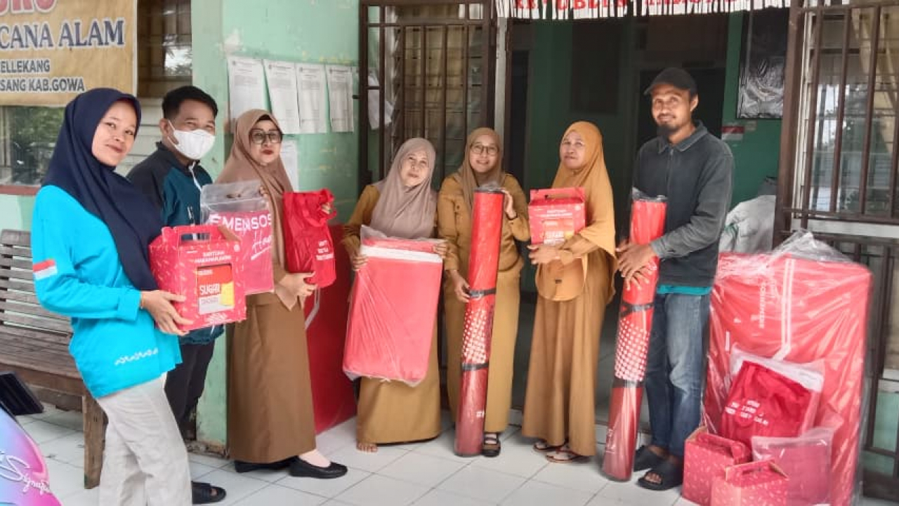 Menyalurkan Harapan di Tengah Musibah: Bantuan Sosial untuk Korban Angin Kencang di Desa Pacellekang