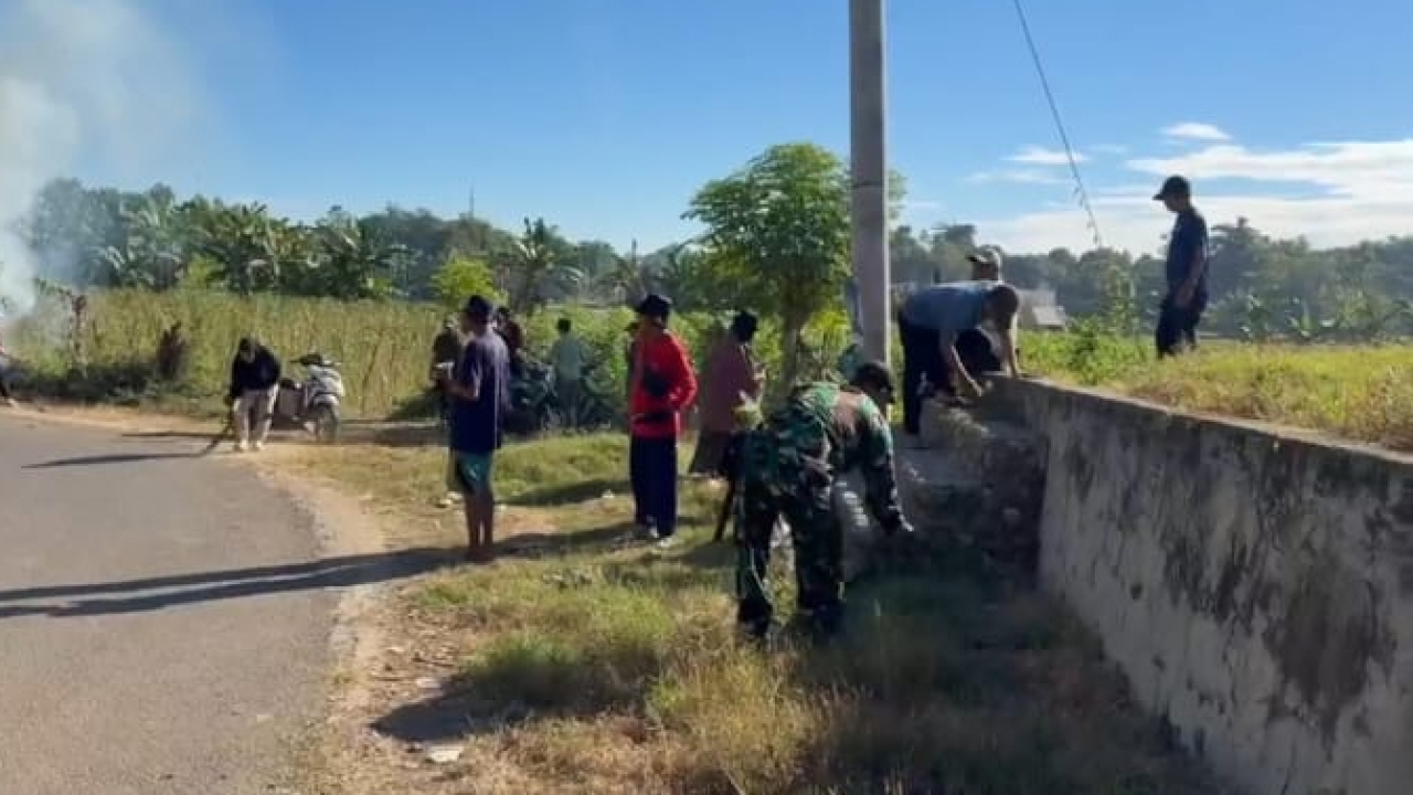 Warga Desa Je'nemadinging Gowa Gotong Royong Sambut HUT RI 81