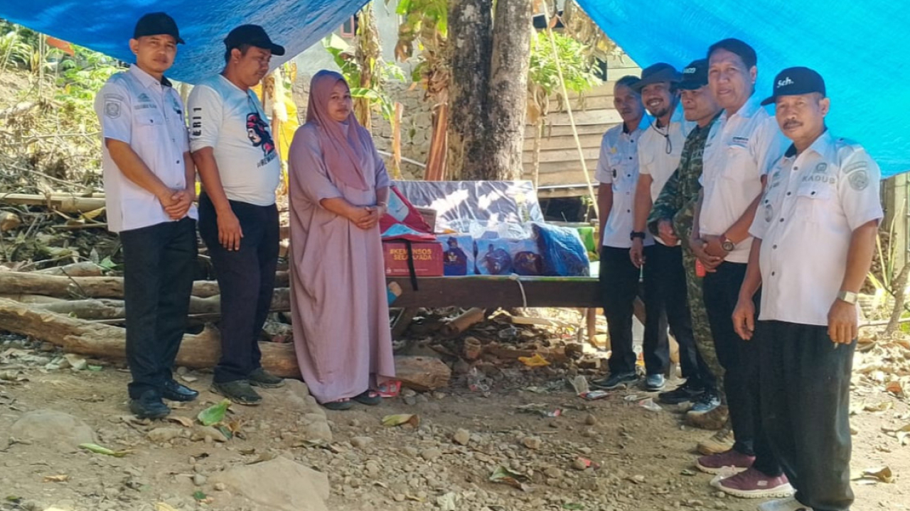 Penyerahan Bantuan Korban Kebakaran Rumah Warga Bersama Bapak Camat Bontolempangan