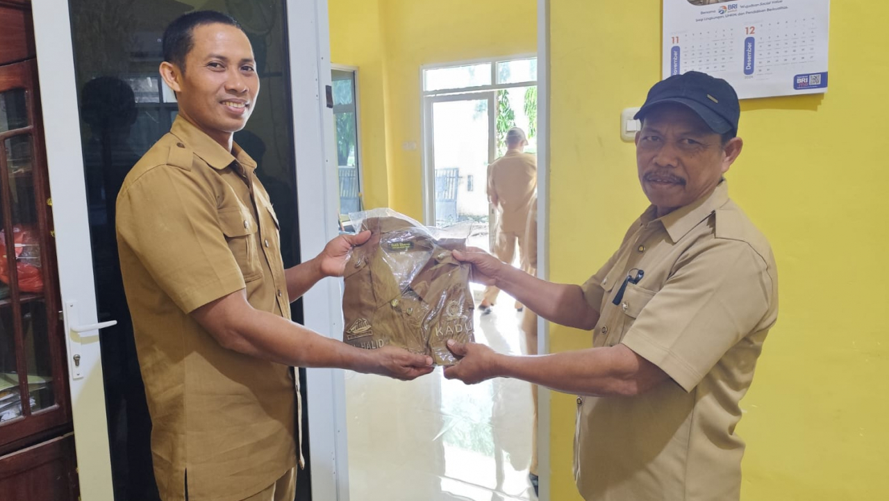 Distribusi Seragam PDH di Desa Bontomanai