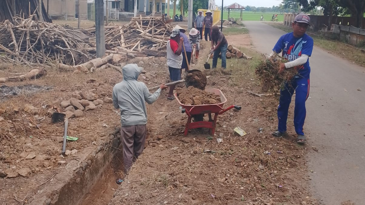 Kerja Bakti Dusun Sunggumanai Siap Hadapi Musim Hujan