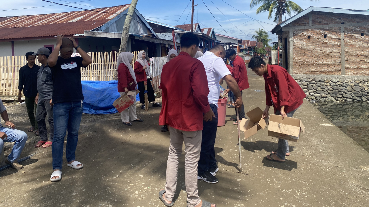 Kerja Bakti di Desa Massangkae: Sinergi KKN UNCAPI dan Masyarakat dalam Menggalakkan Kebersihan Lingkungan