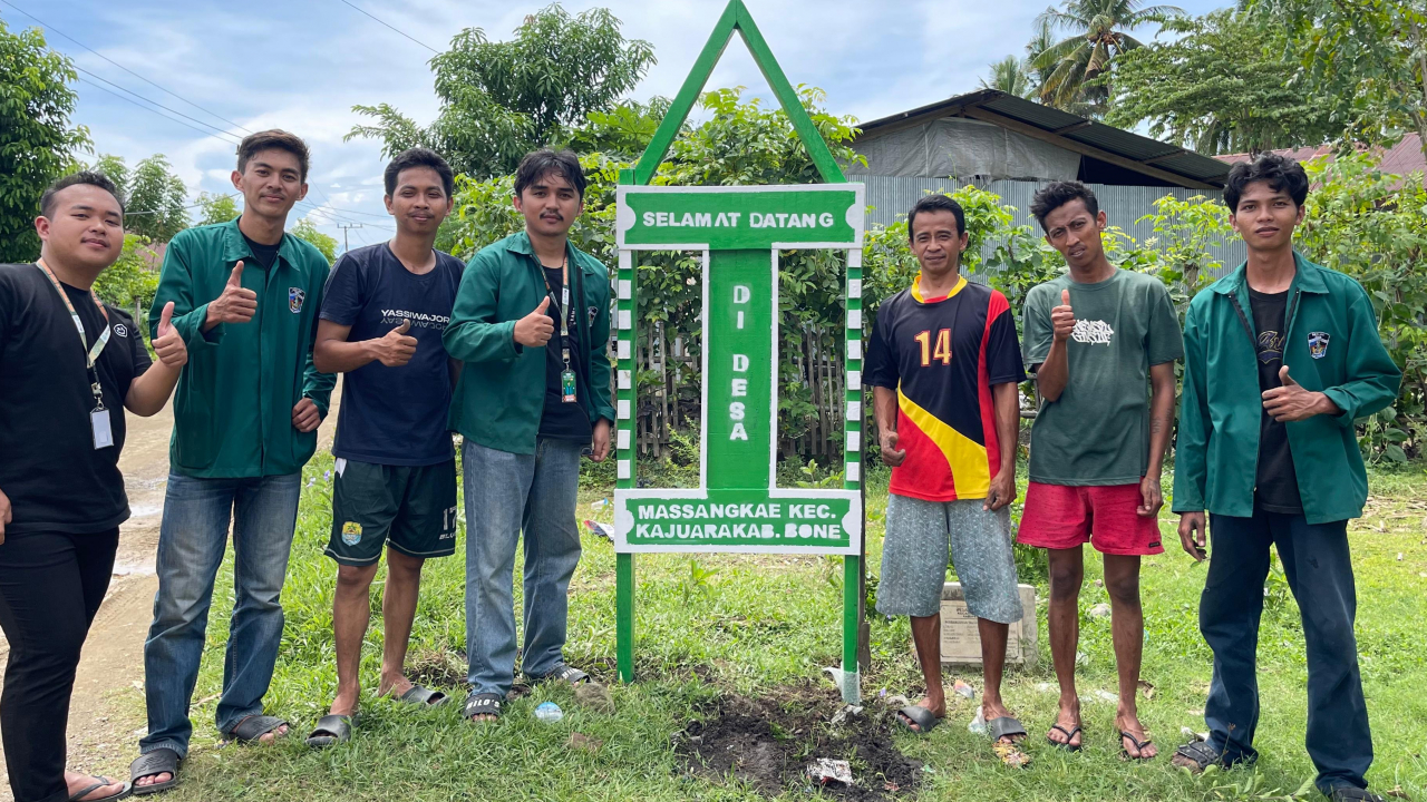 Pemasangan Gapura Perbatasan Desa Massangkae oleh Mahasiswa KKN UMI Makassar