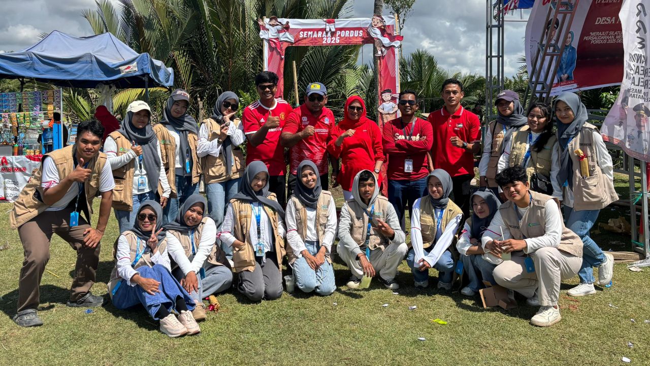 Jalan Sehat PORDUS 2025 Desa Massangkae Sukses, Mahasiswa PKL Poltekkes Kemenkes Turut Ambil Bagian