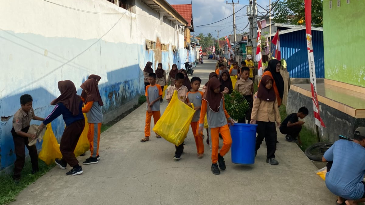 PEMDES MASSANGKAE DAN SISWA SDN 270 LAKSANAKAN BAKTI SOSIAL DI DUSUN LAGGOPPO I & II