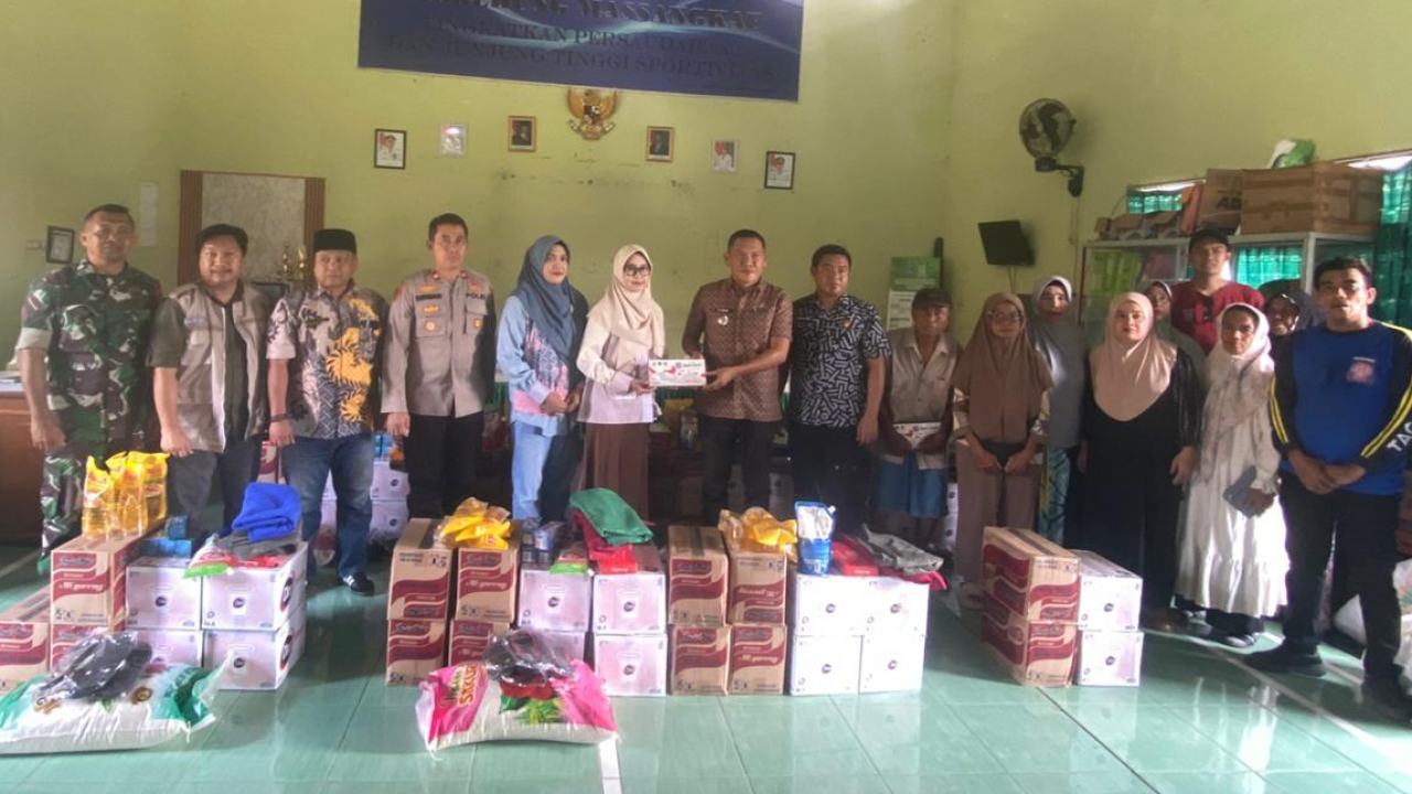 Dinsos dan Baznas Bone Salurkan Bantuan untuk Korban Angin Kencang di Kecamatan Kajuara