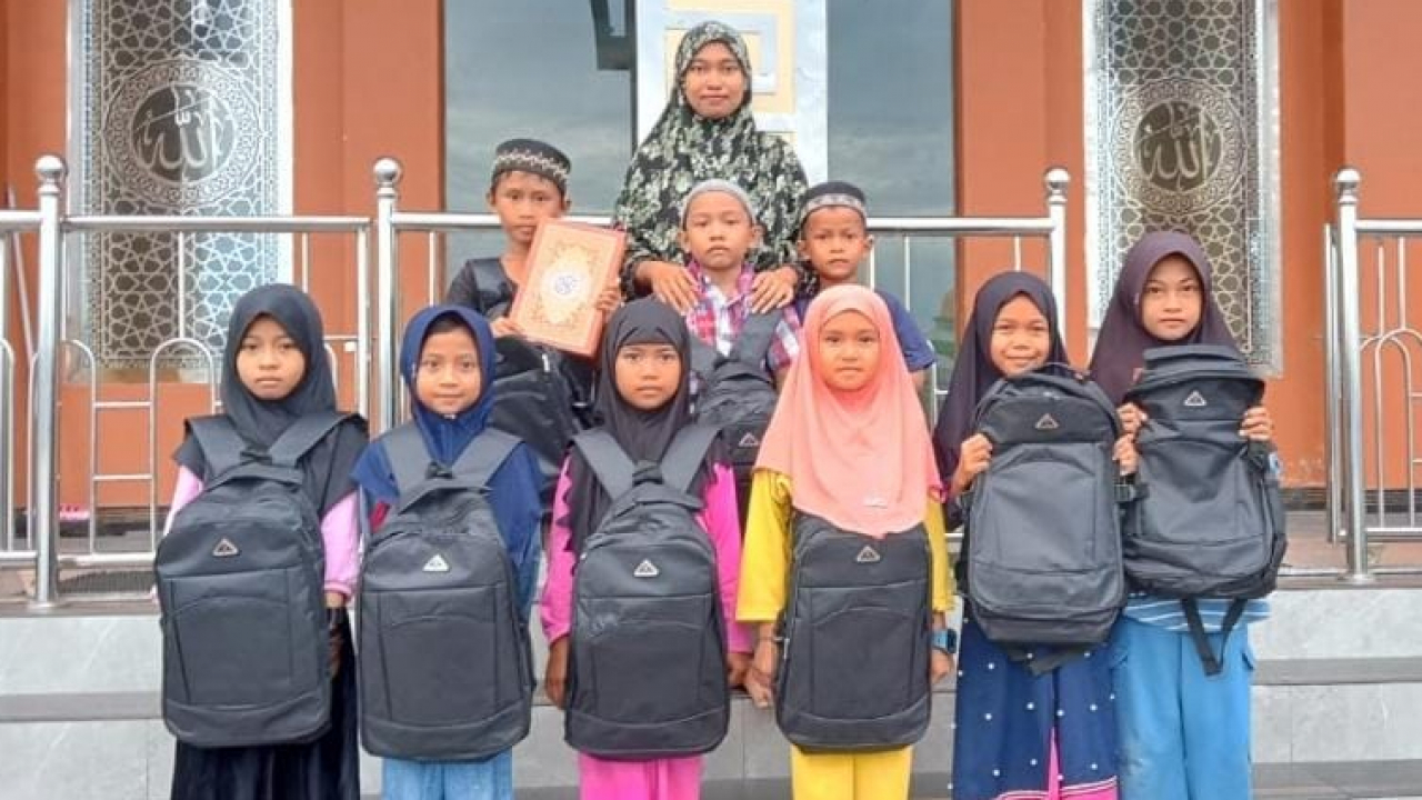 Baznas Bone Salurkan Wakaf Al-Qur’an untuk 9 Santri TK TPA 036 Baburahman