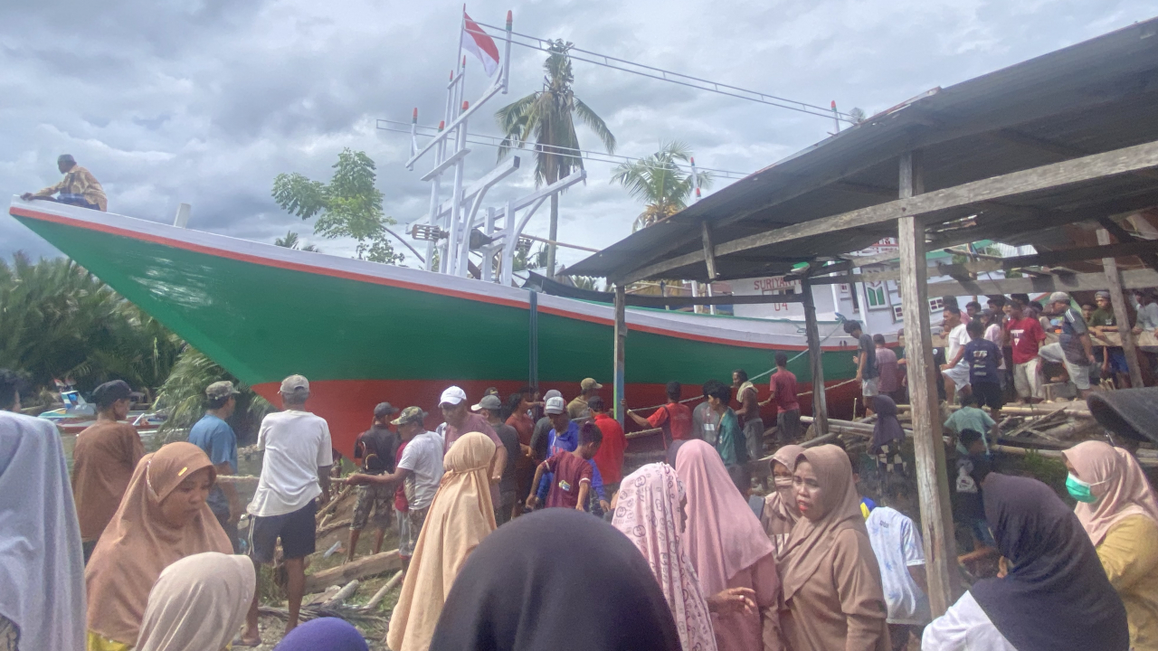 Semangat Gotong Royong Warnai Penurunan Kapal KMN. SURYANTI 04 di Desa Massangkae
