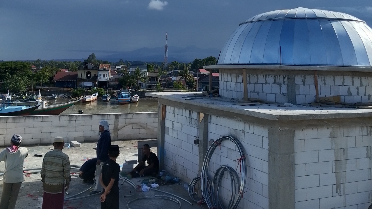 Pemasangan Kubah Masjid Jami Baburahman Desa Massangkae
