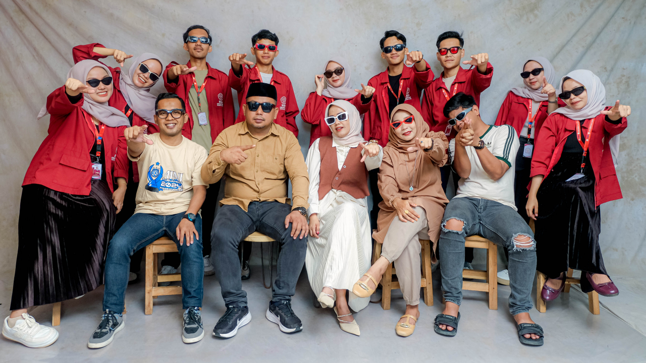 Foto Bersama Pemdes Massangkae dan KKN UNCAPI di RJP Studio