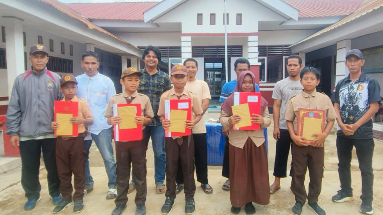 Antusiasme Tinggi Warnai Penerimaan Rapor di SD 270 Massangkae melalui Program GEMAR