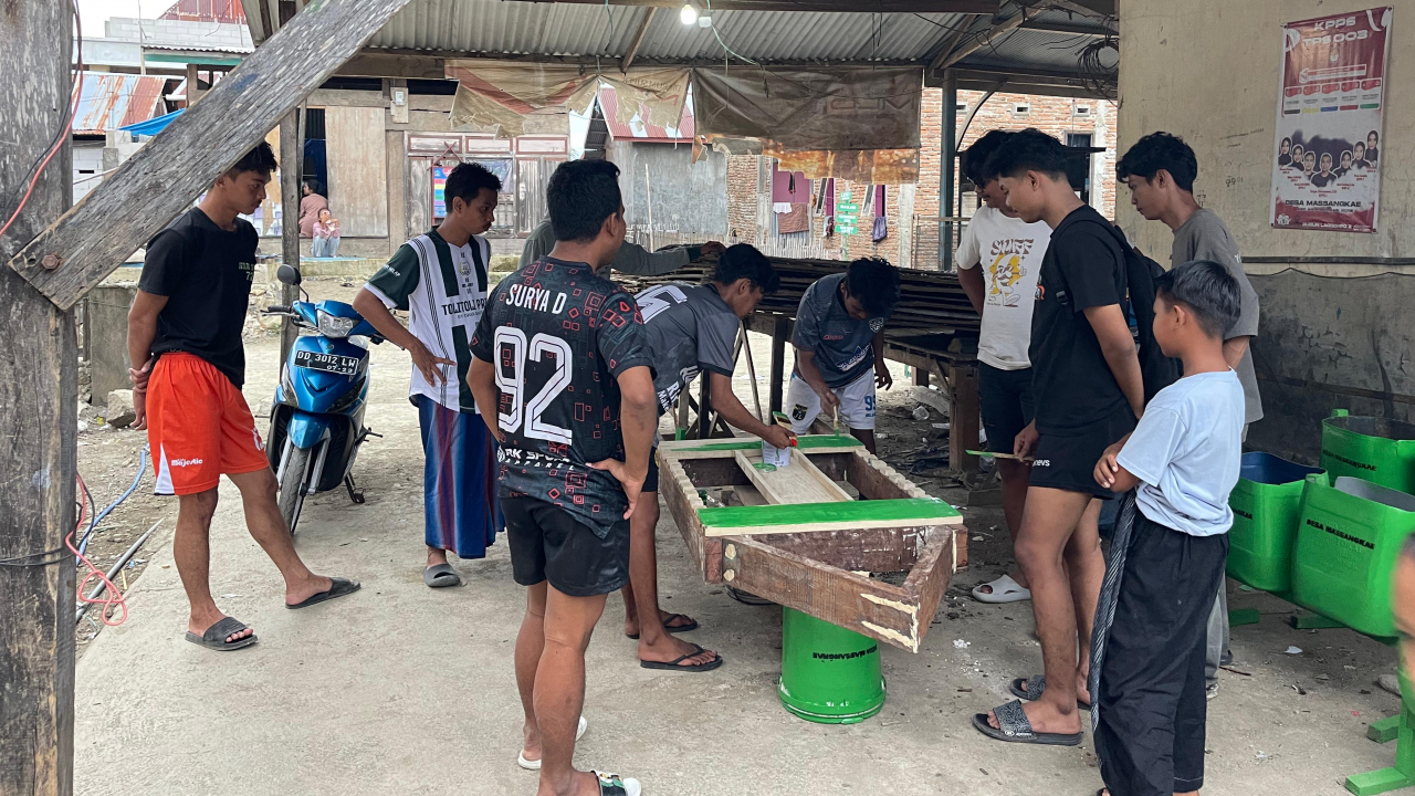 Pemuda Laggoppo Turut Membantu KKN UMI Makassar Terhadap Pembuatan Gapura Perbatasan di Desa Massangkae