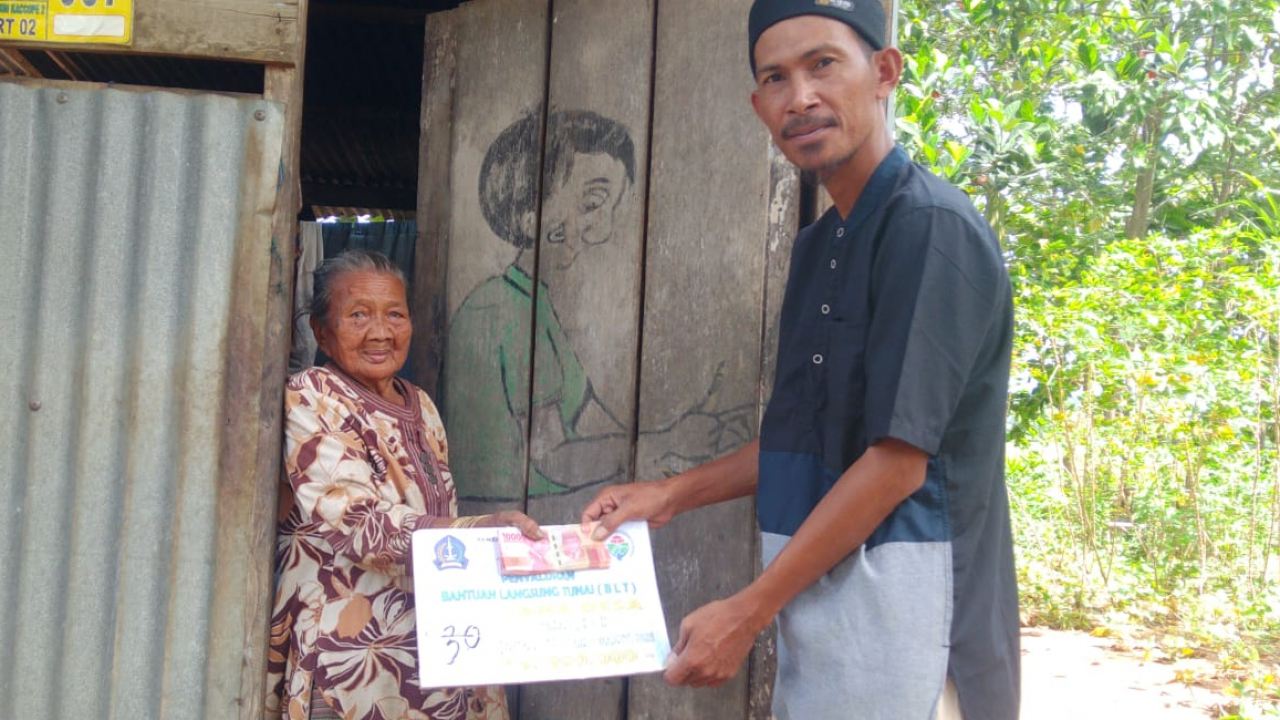PEMDES BULU BULU KUNJUNGI PENERIMA BLT DESA, LANGSUNG KE RUMAH