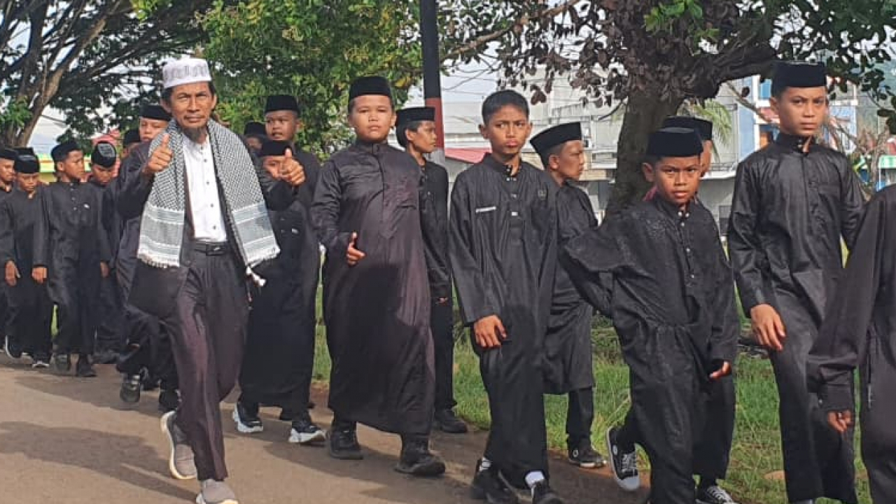 Kemeriahan Hari Santri di Pesantren MHQ Tonra: Ustadz Kamaluddin Marsus Lepas Jalan Santai dan Market Day