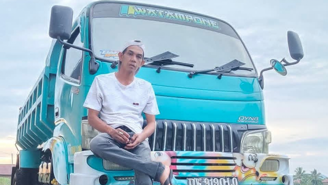 KOLABORASI HEBAT! JALAN POROS TOGEO DIBENAHI SWADAYA OLEH CREW WATAMPONE DAN PEMUDA DESA