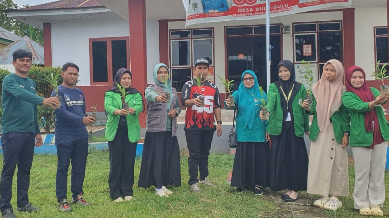 GERAKAN “PENANAMAN SERIBU POHON HIJAUKAN DUNIA” WUJUD KOLABORASI PEMDES BULU BULU DAN MAHASISWA KKN IAIN BONE