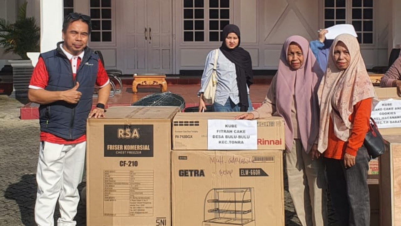 BUPATI BONE SERAHKAN BANTUAN HIBAH KUBE TAHUN 2025 KEPADA KELOMPOK USAHA BERSAMA FITRA CAKE DESA BULU BULU