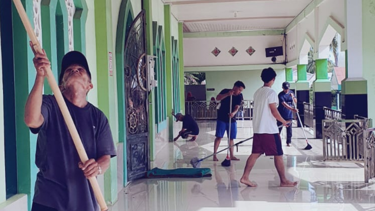 Jelang Ramadan, Jamaah dan Warga Bulu Bulu Kompak Bersih-Bersih Masjid Almanar Tonra
