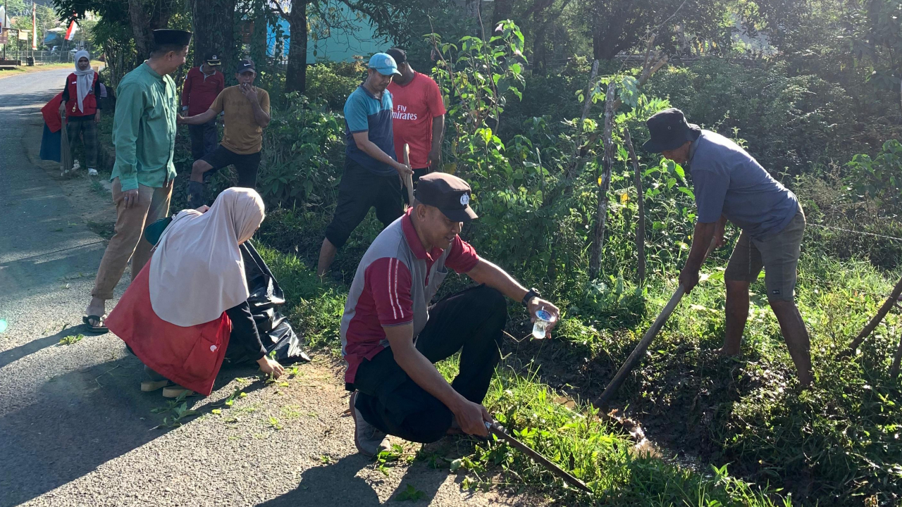 Gotong Royong di Desa Pattontongang: Mewujudkan Lingkungan Bersih dan Mempererat Kebersamaan
