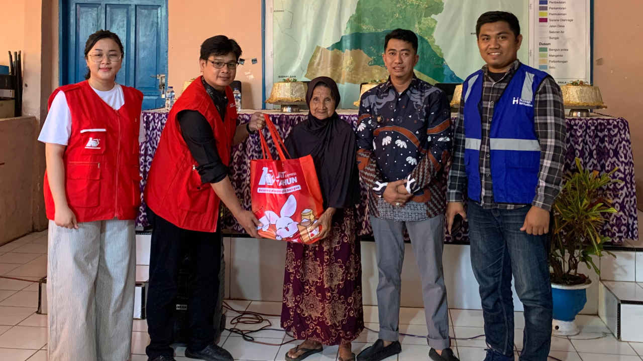Bantuan Sosial J&T Express di Desa Pattontongang