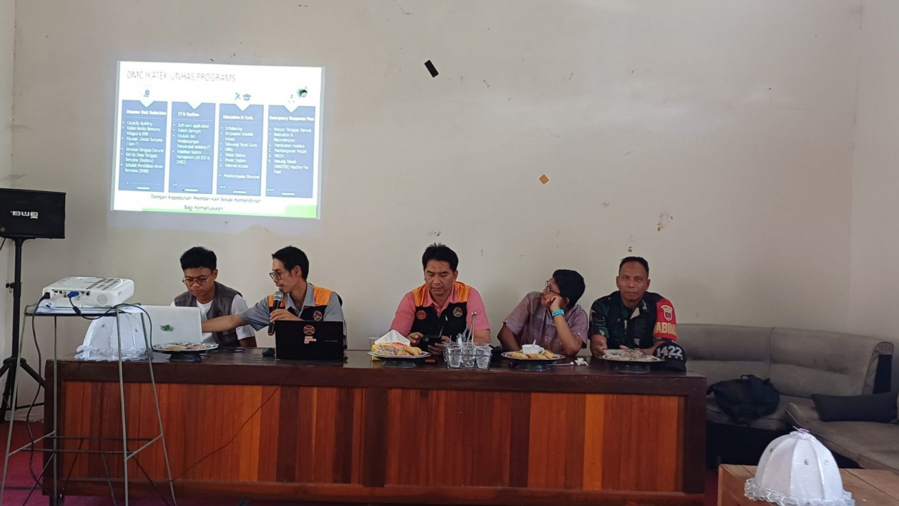 Focus Group Discussion (FGD) Pendampingan Penilaian Ketangguhan Desa Pattiro Deceng oleh DMC IKATEK UH