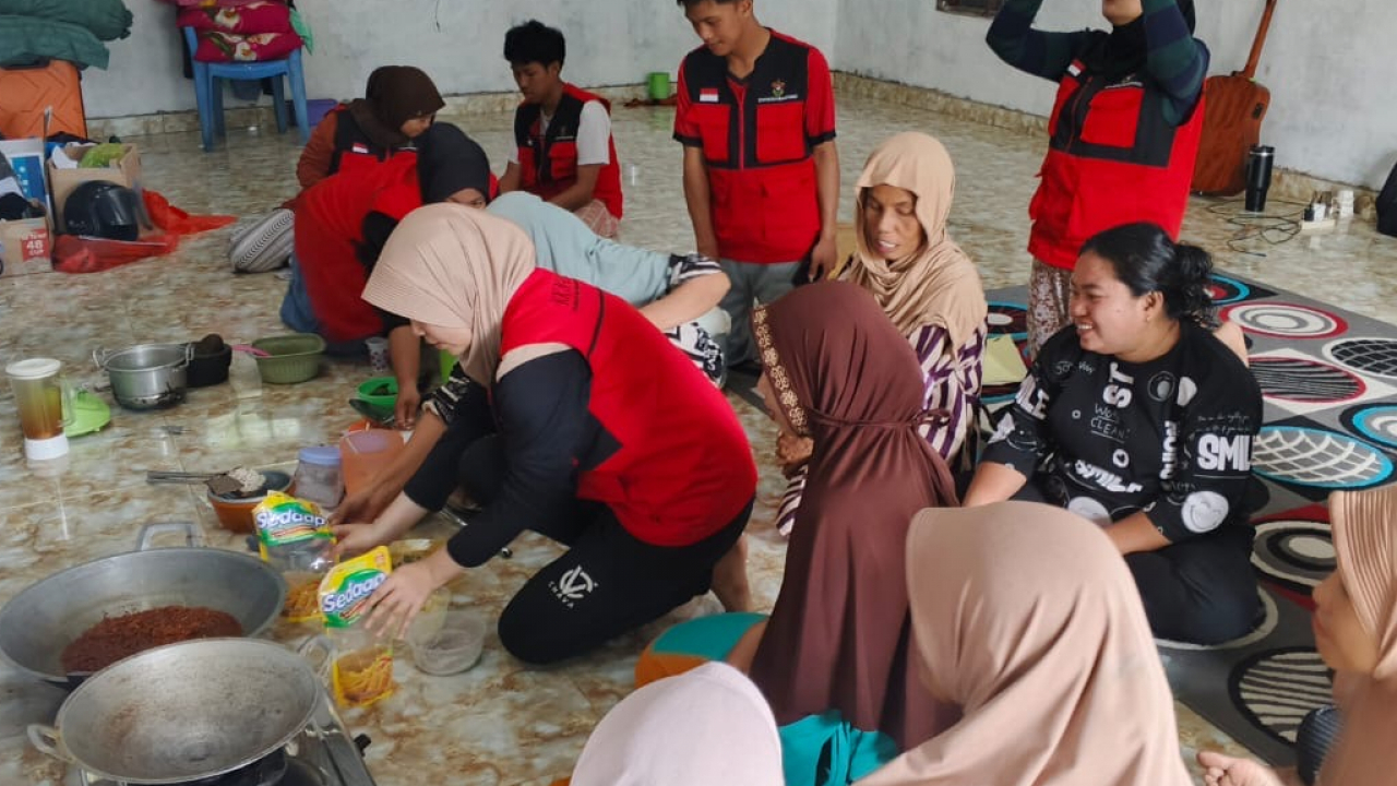 Mahasiswa KKN Tematik Inovasi Daerah Unhas Gelombang 115 Hadirkan Olahan Abon Tiram Bernilai Ekonomi Bagi Masyarakat Desa Ampekale