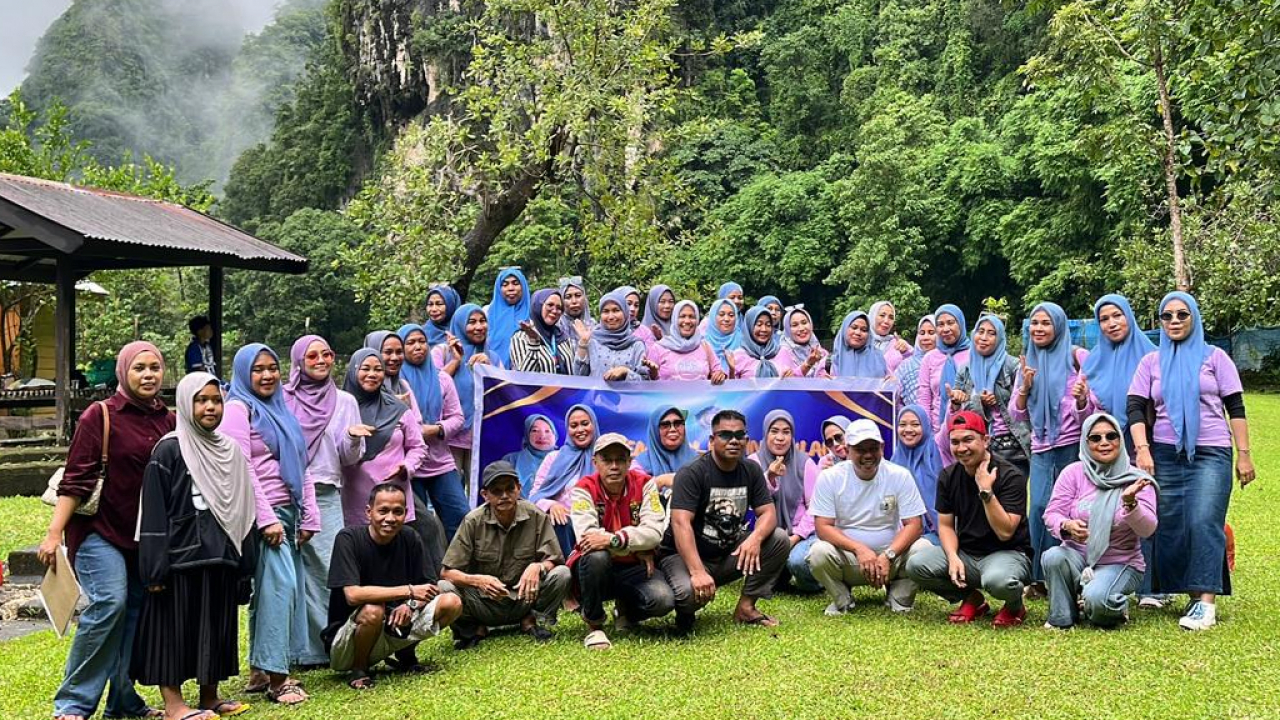 Arisan Rutin PKK Desa Temmappaduae di Taman Prasejarah Leang-Leang, Kabupaten Maros