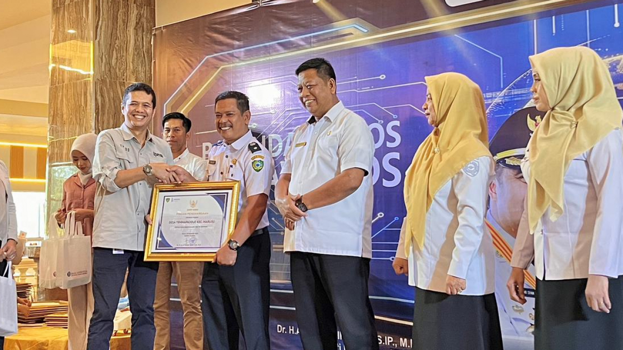 Desa Temmappaduae Raih Penghargaan Bappenda Maros Sebagai Wajib Pajak Terbesar dan Pembayaran Tepat Waktu Melalui QRIS