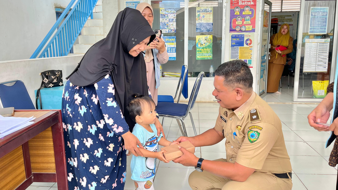 Kepala Desa Serahkan Makanan Bergizi dalam Kegiatan "Temmappaduae Sehat"