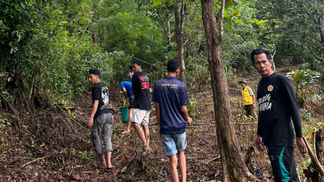 Gerakan Penanaman Bibit Kopi di Desa Cenrana Baru