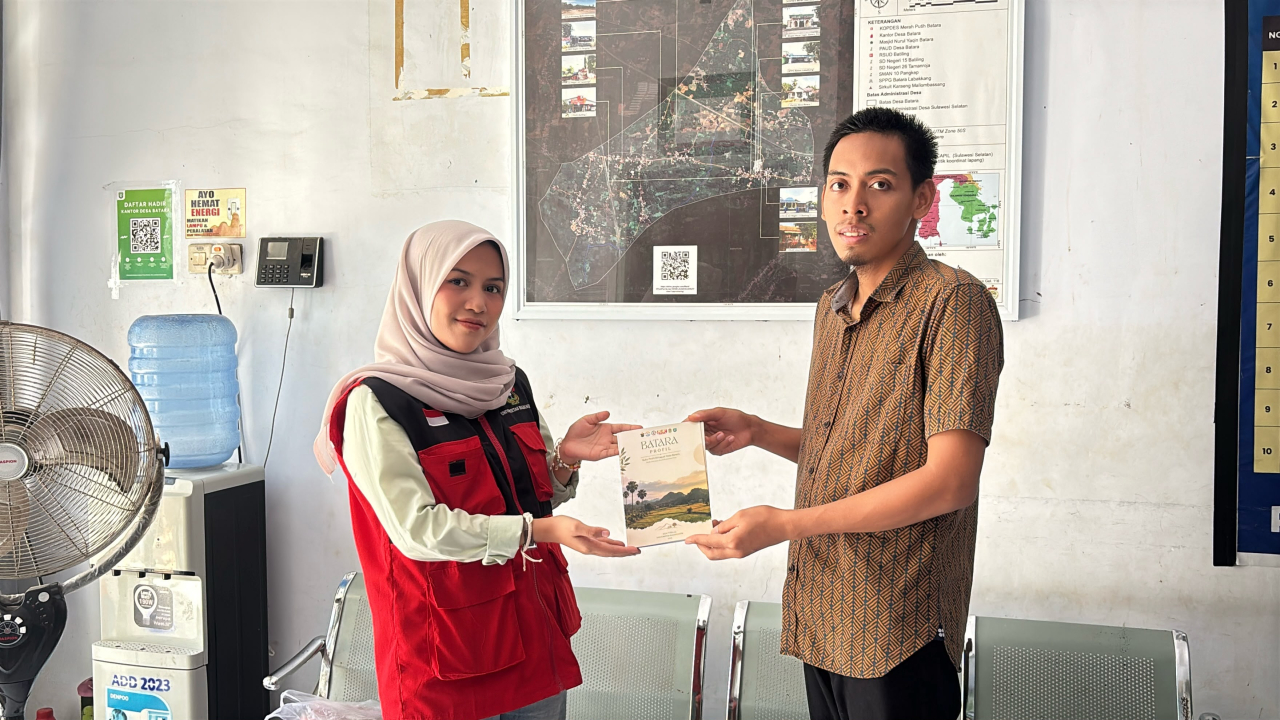 Mahasiswa KKN Unhas Susun Buku Profil Bilingual Desa Batara sebagai Media Informasi Desa