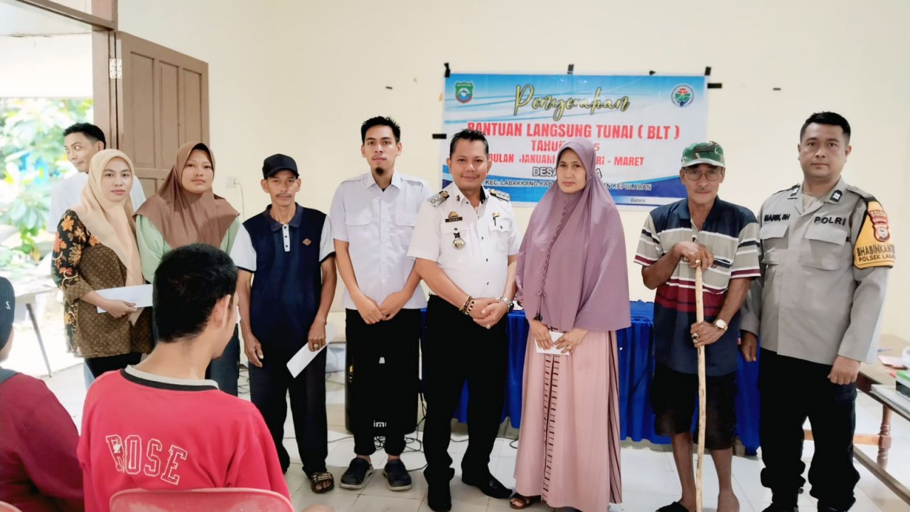 PENYERAHAN BANTUAN LANGSUNG TUNAI 9BLT0 DAN INSENTIF KEAGAMAAN DI BARUGA SAYANG DESA BATARA