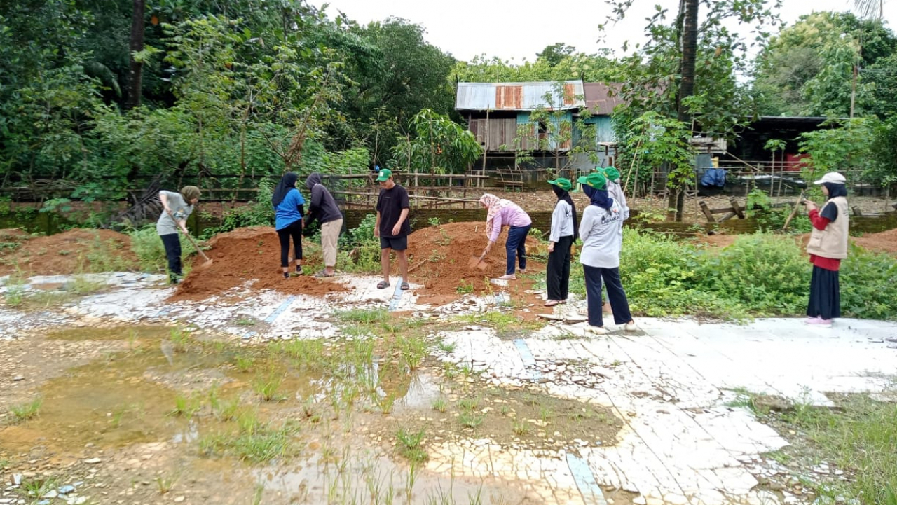 Kerja Bakti dihalaman Masjid Nurul Iman di Lekosewa