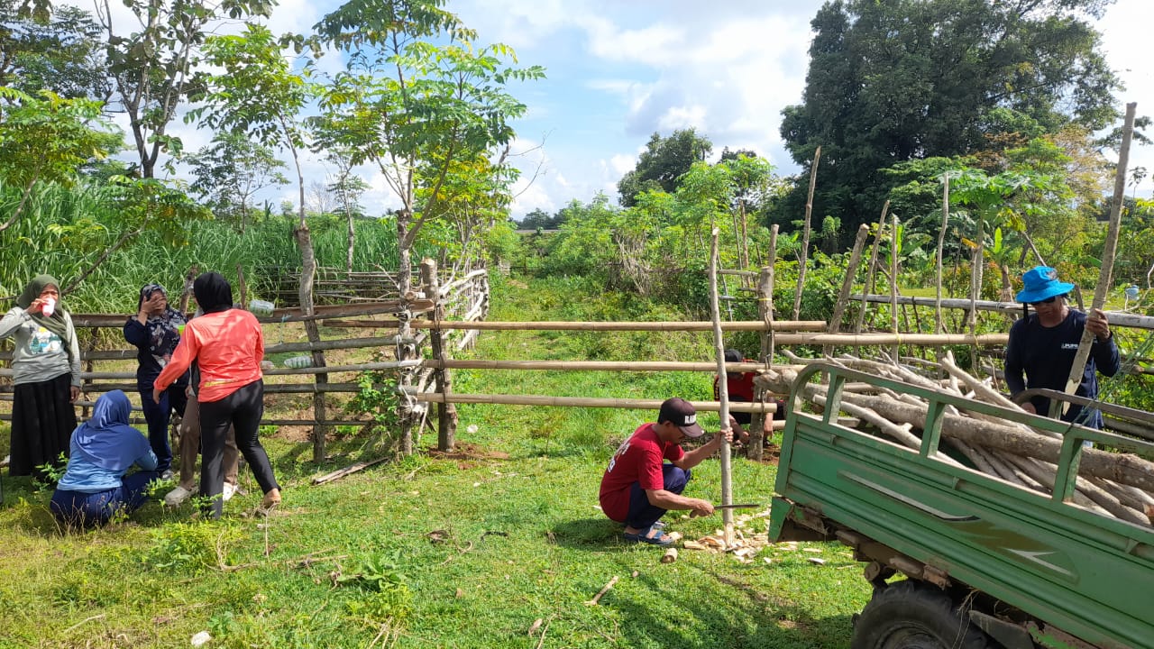 Kerja Bakti Bersama Aparat Desa di Kebun Jagung Desa Batara