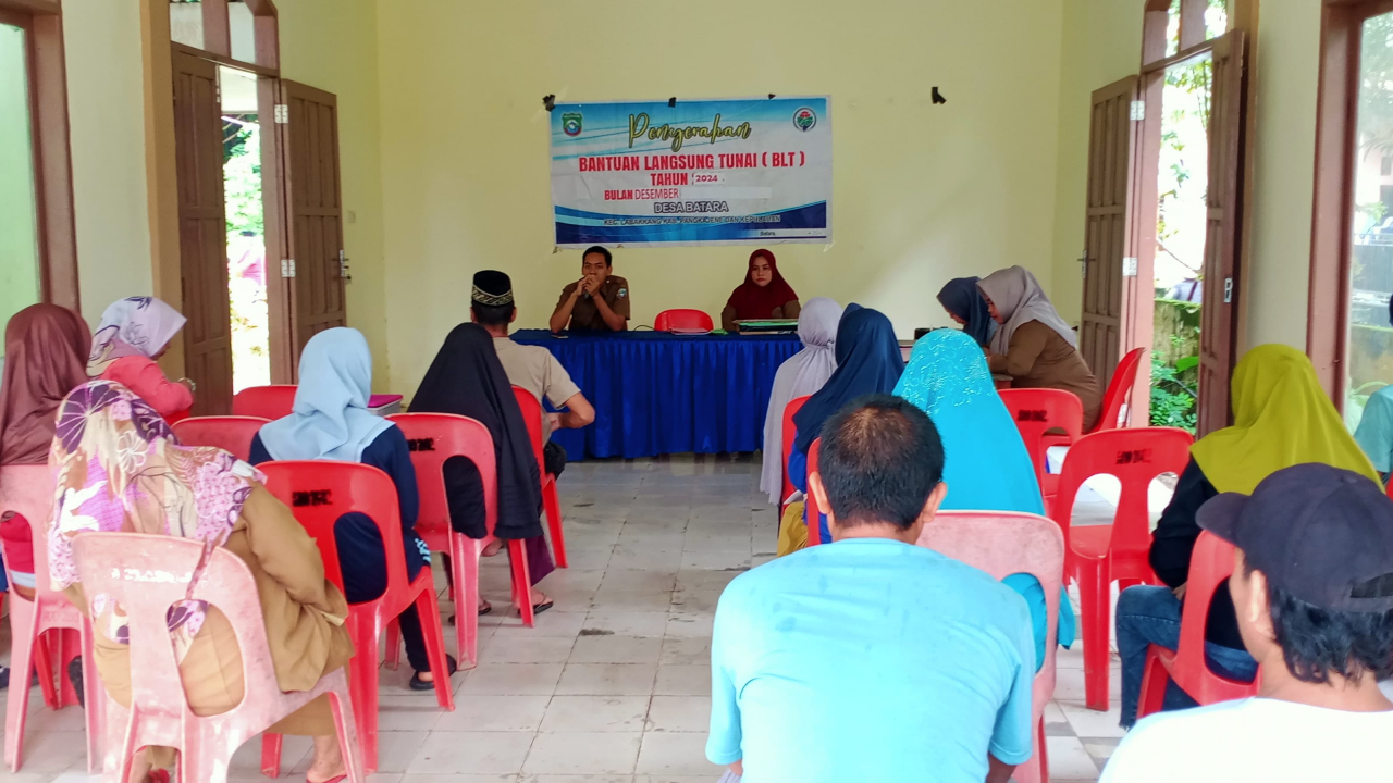 Penyaluran Bantuan Langsung Tunai (BLT) Kepada Warga yang Kurang Mampu di Desa Batara