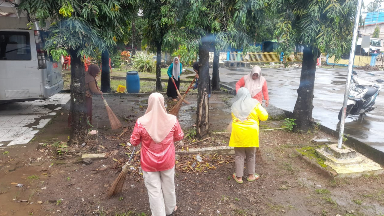 Kerja Bakti Bersama Aparat Desa di Halaman Desa Batara