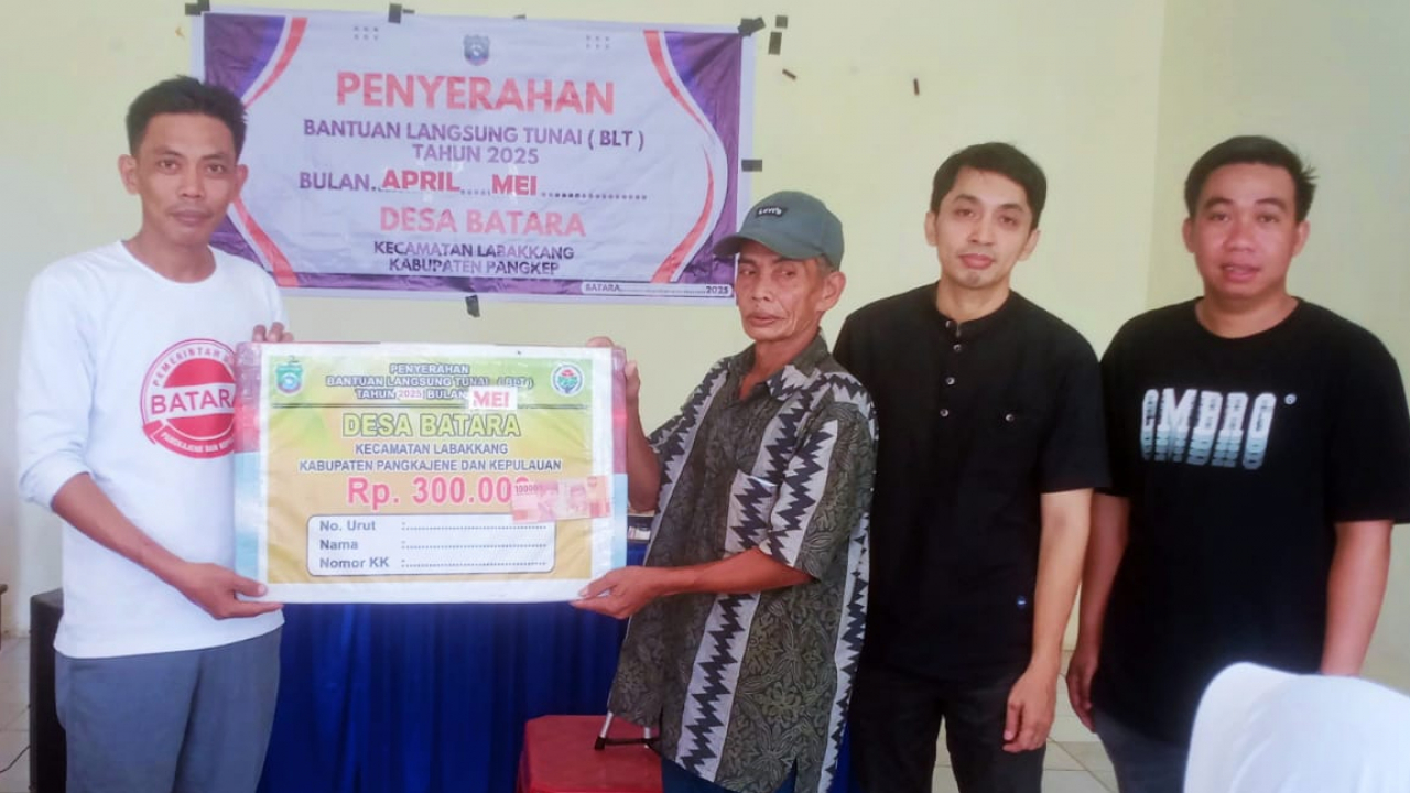 PENYERAHAN BANTUAN LANGSUNG TUNAI BULAN APRIL DAN MEI KEPADA KELUARGA PENERIMA MANFAAT  DI BARUGA SAYANG DESA BATARA