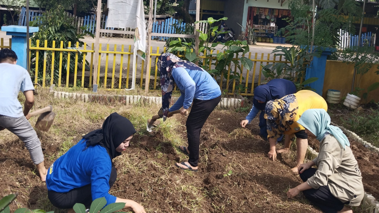 Kerja Bakti Bersama Aparat Desa di Kebun PKK Desa Batara