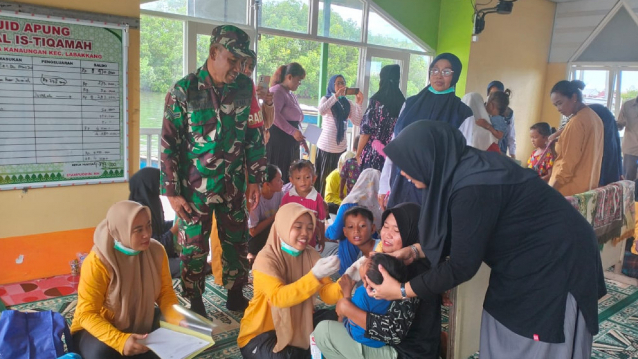 Kegaiatan Pelayanan Kesehatan,Penimbangan & pengukuran bayi balita sekaligus pemberian susu untuk anak stunting dan Bumil di daerah pesisir kampung Buttue Desa Kanaungan