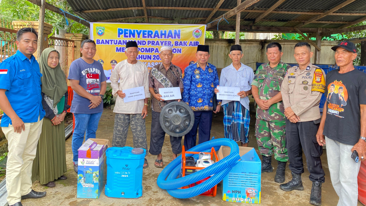 Penyerahan Bantuan Hand Sprayer, Bak Air, dan Mesin Pompa Alkon di Desa Kassiloe