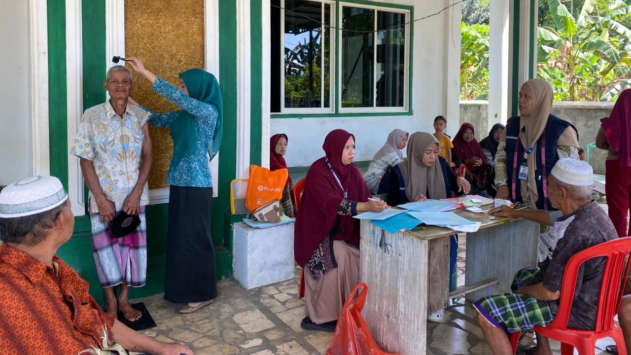 Wujudkan Masyarakat Sehat, Pemdes Kassiloe Bersama Dengan Petugas Kesehatan Puskesmas Taraweang Gelar Pemeriksaan Kesehatan Gratis di Masjid Nurul Yaqin Kampung Borong-Borong