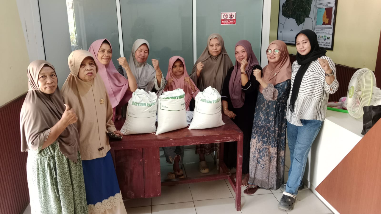 Penyaluran Bantuan Beras Bulog di Desa Kassiloe Pangkep